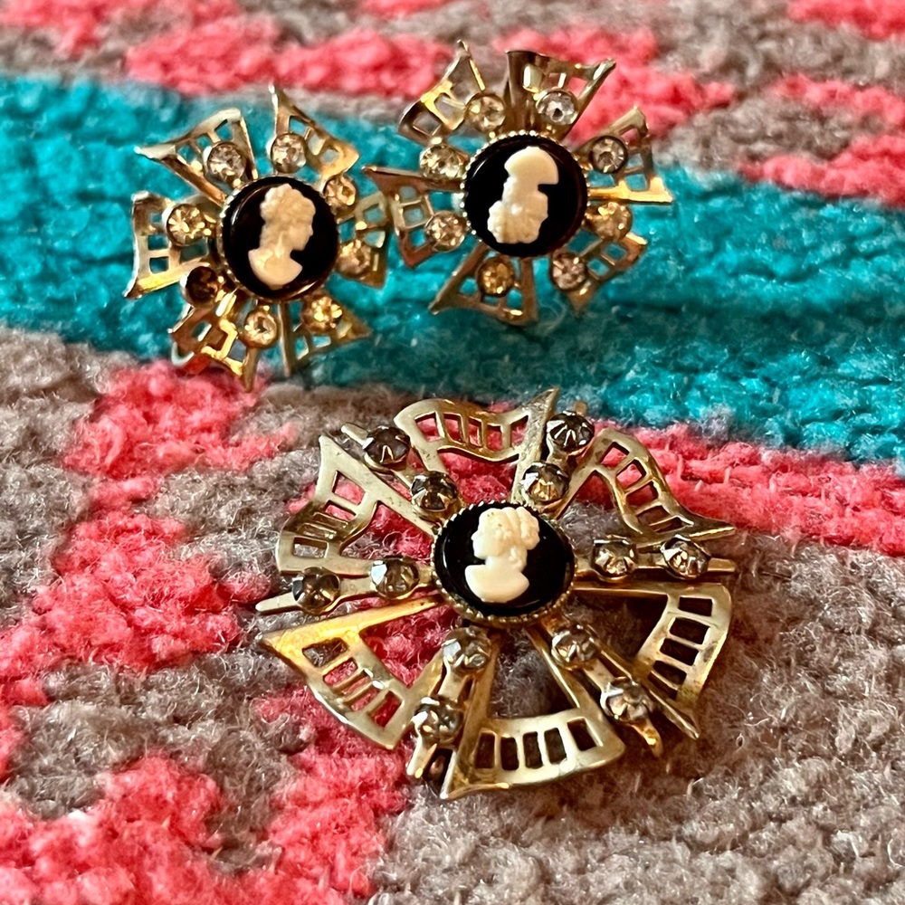 VTG 1950s black and white cameo brooch and screw back earrings
